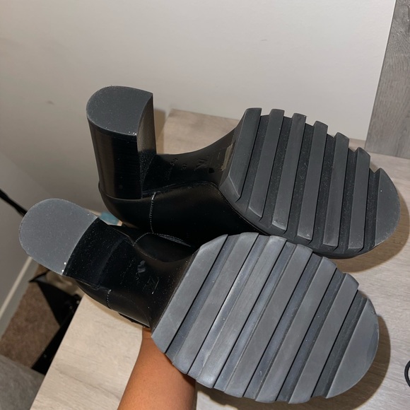 LV MONOGRAM BUCKLE BOOT - Picture 4 of 5